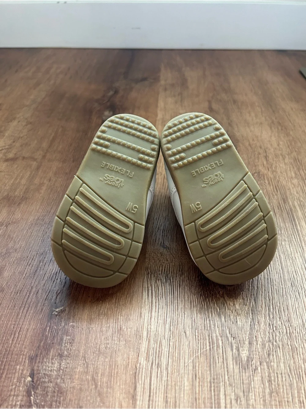 Classic White Baby Lace-Up Walking Shoes size 5W